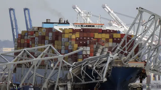 El carguero del accidente de Baltimore lleva a bordo 56 contenedores con material peligroso