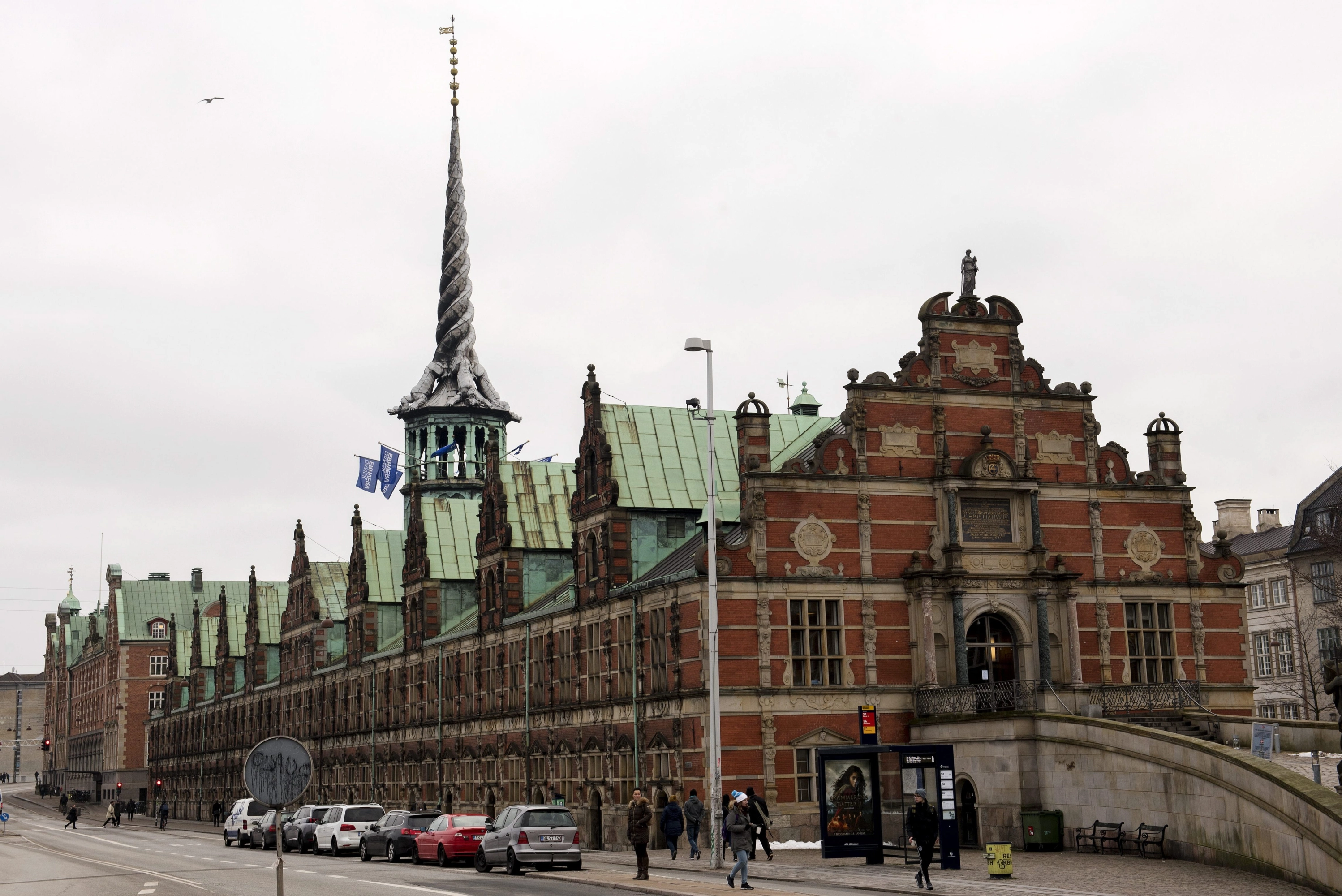 Se derrumba una fachada de la incendiada historica Bolsa de Copenhague : Internacional de